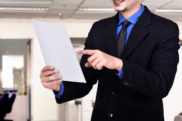 Empresário Terno Preto Segurando Papelada Escritório — Fotografia de Stock