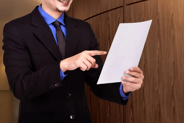 Επιχειρηματία Μαύρο Κοστούμι Κρατάει Χαρτιά Στο Γραφείο — Φωτογραφία Αρχείου