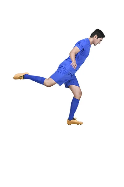 亚洲足球运动员男子射击球在白色背景下的侧面视图 — 图库照片