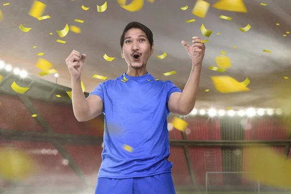 Asiatisk Fotboll Spelare Man Firar Segern Med Fallande Konfetti — Stockfoto