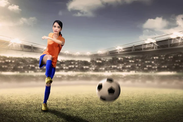 亚洲足球运动员女子踢球比赛在体育场 — 图库照片