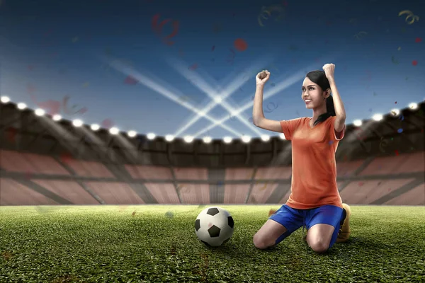 Upphetsad Asiatiska Kvinnliga Fotbollsspelare Fira Segern Fältet — Stockfoto