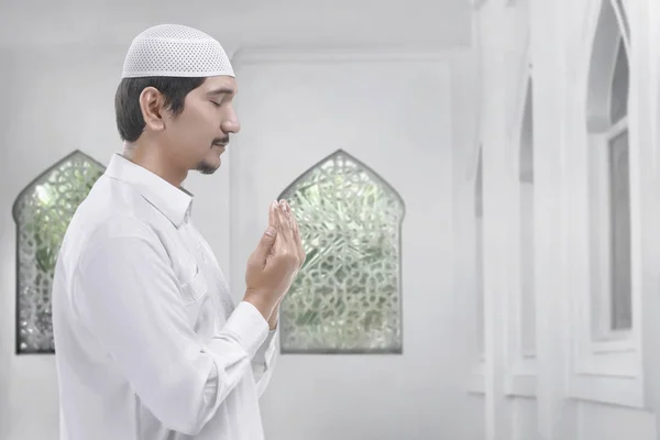 Joven Asiático Musulmán Hombre Orando Dios Mezquita —  Fotos de Stock