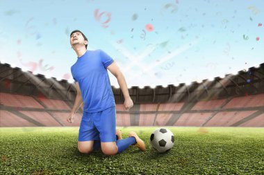 Mutluluk Asya futbol oyuncusu