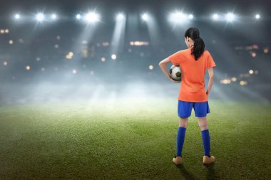 topu ile Asya kadın futbolcu