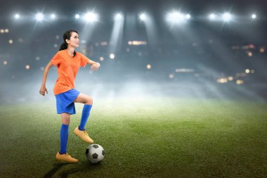 Asyalı kadın futbolcu