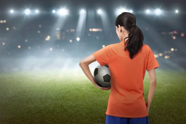 Futbol oyuncu kadın taşıma topu