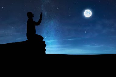 El yetiştirme ve gece dua Müslüman adam silüeti
