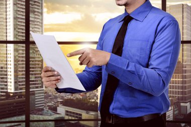 İşadamı oda ofis iş raporda okuma