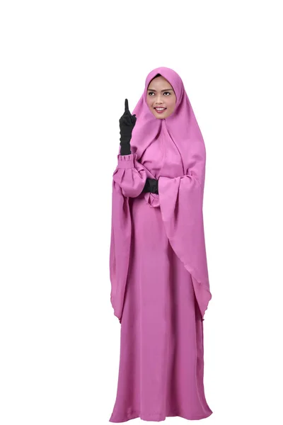 Vrolijke Aziatische Moslimvrouw Denkt Geïsoleerd Witte Achtergrond — Stockfoto