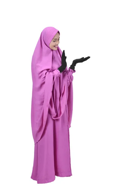 Pretty Asian Muslim Woman Showing Empty Hand Copyspace Isolated White — Stock Photo, Image