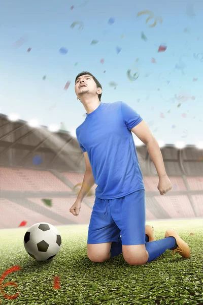 Unga asiatiska fotbollsspelare — Stockfoto