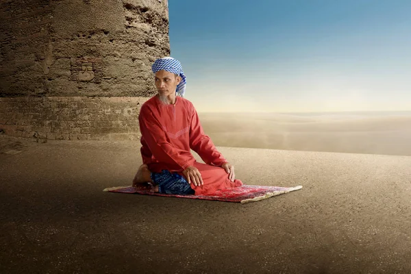 Old Muslim Man Kneeling Praying Outdoor — Stock Photo, Image