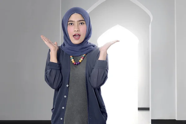 Grappige Aziatische Vrouwelijke Islamitische Vrouw Met Hijab Moskee — Stockfoto