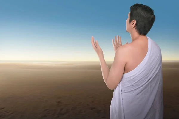 Religioso Asiático Hajj Hombre Orando Con Azul Cielo Fondo —  Fotos de Stock