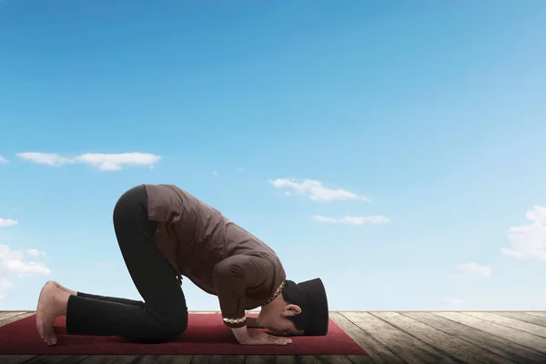 Вид Сбоку Азиатского Мусульманина Молящегося Фоне Голубого Неба — стоковое фото