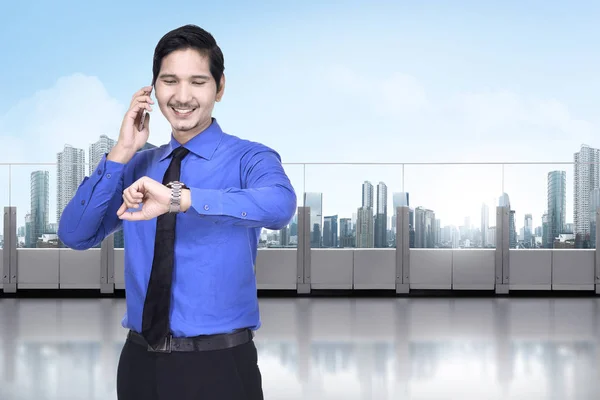Boldog Ázsiai Üzletember Ellenőrzése Teraszon Néz Telefon — Stock Fotó