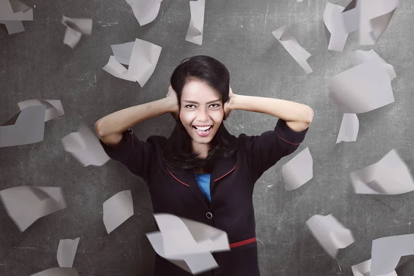 Mooie Aziatische zakenvrouw in stress — Stockfoto