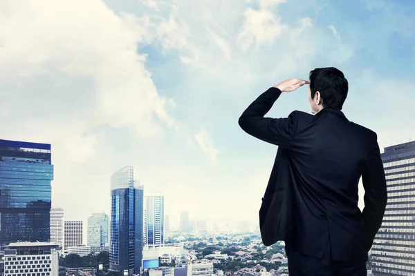 Ung Asiatisk Affärsman Tittar Stadsbilden Med Blå Himmel Bakgrund — Stockfoto