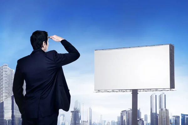 Baksidan Asiatiska Affärsman Tittar Tom Billboard För Copyspace Staden — Stockfoto