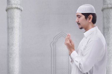 Tanrı'ya dua dini erkek Müslüman