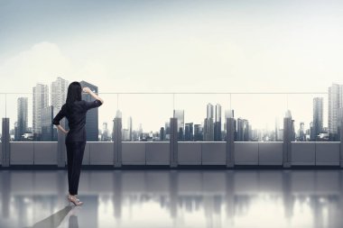 gökyüzüne bakarak Asya iş kadını