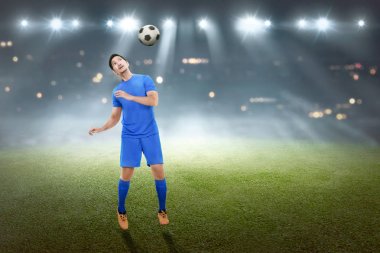 Yakışıklı Asya erkek futbol oyuncusu 