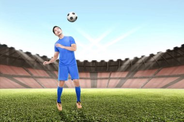 Genç Asyalı futbol oyuncusu 