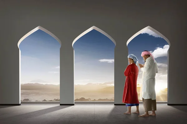两个穆斯林男子祈祷 — 图库照片