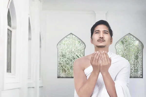 Asiático peregrino orando a dios — Foto de Stock