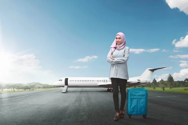 Femmina musulmana con valigia — Foto Stock
