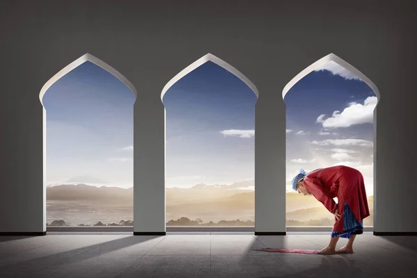 Idosos asiático muçulmano homem orando — Fotografia de Stock