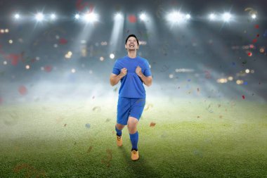 Genç Asyalı futbolcu adam sahada mutlu ifade ile