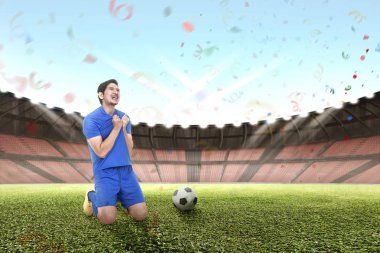 Neşeli Asya futbolcu stadyum zaferini kutluyor