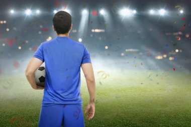 Asya futbolcu sahada top ile ayakta arkadan görünüm