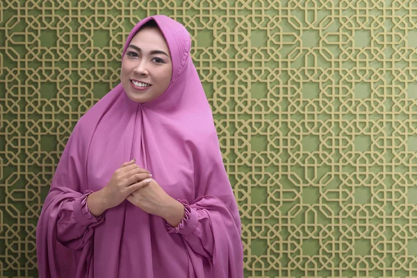 Χαμογελά Ασίας Μουσουλμανική Γυναίκα Μαντίλα Στέκεται Πάνω Από Τείχος Παρασκήνιο — Φωτογραφία Αρχείου