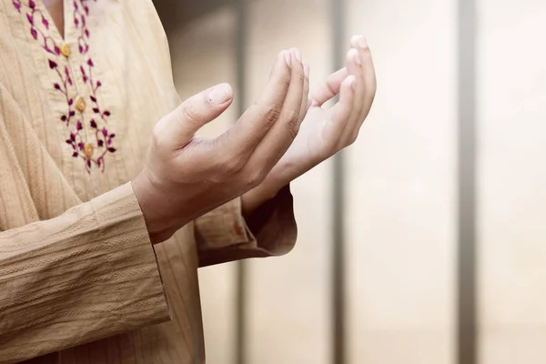 Homem Muçulmano Reza Deus Dentro Mesquita — Fotografia de Stock