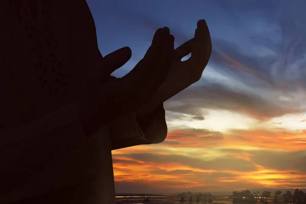 Silhouet Van Islamitische Man Bidden Tot God Bij Zonsondergang — Stockfoto