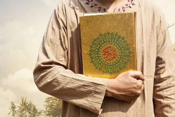 Muslim Pria Memegang Quran Luar Ruangan — Stok Foto