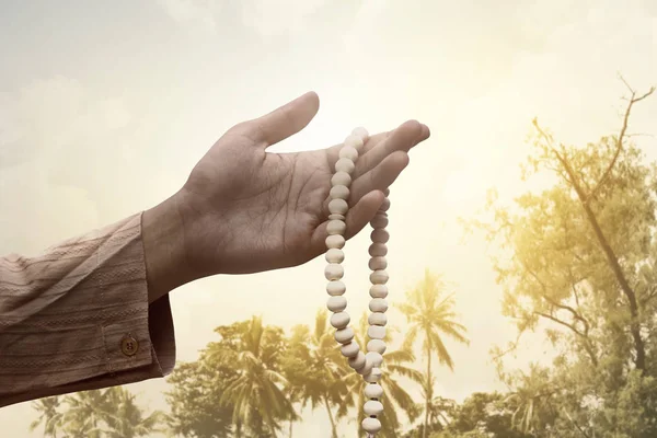 Muslim Man Holding Prayer Beads Sunset Background — Stock Photo, Image