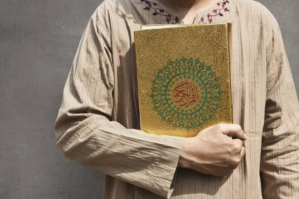 Moslem Mann Hält Quran Mit Wandhintergrund — Stockfoto