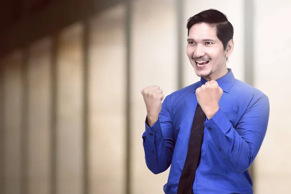 Joven Asiático Hombre Negocios Celebrando Éxito Oficina — Foto de Stock