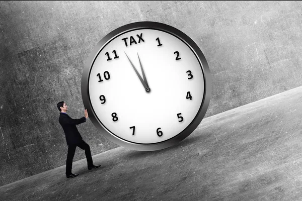 魅力的なアジア系のビジネスマンは 納税期限のついた時計を押します 課税の概念 — ストック写真