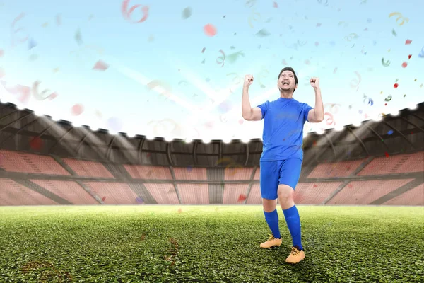 Ελκυστική Ασιατισα Αρσενικό Ποδοσφαιριστής Γιορτάσουν Νίκη Στο Γήπεδο — Φωτογραφία Αρχείου