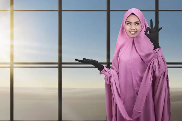 Krásné Asijské Muslimská Žena Ukazuje Copyspace Oblast Pozadí Okna Skla — Stock fotografie