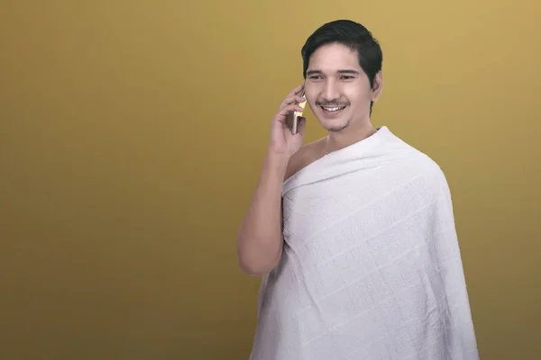 Sonriente Asiático Musulmán Hajj Hablando Por Teléfono Con Fondo Color — Foto de Stock
