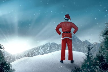 Noel Baba kostümü giymiş Asyalı bir adam, karlı bir havada dikiliyordu.