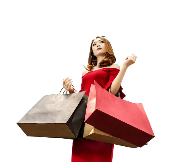 Mujer asiática en ropa roja y gafas de sol llevando bolsas de compras —  Fotos de Stock