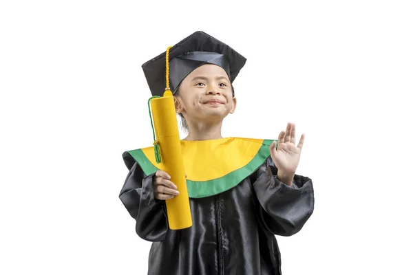 Asiático menina no chapéu e vestido de graduação segurando certificado — Fotografia de Stock