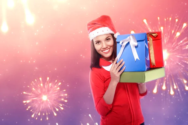 Donna asiatica in costume da Babbo Natale contenente scatola regalo — Foto Stock